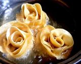 Hình bước làm 5 của món Hoành thánh hoa hồng chiên