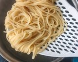 Foto langkah ke 1 dari resep Spaghetti Aglio e Olio.