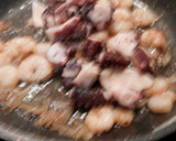 Foto del paso 3 de la receta: Hojaldre de pulpo y gambas, con palitos de surimi