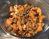 Une image de l'étape 6 de Salade de fruits du jardin au melon et raisins.