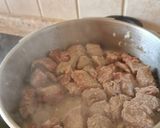Hình bước làm 3 của món Bò hầm rau củ ăn kèm bánh mì