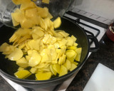 Foto del paso 2 de la receta: Tortilla de patatas rellena de jamón York y queso