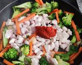 Foto del paso 5 de la receta Curry rojo con pollo, verduras, garbanzos y leche de coco