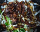 Foto langkah ke 4 dari resep Kwetiaw Goreng Jamur.