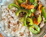 Une image de l'étape 5 de Bœuf sauté aux poivrons, servi avec du riz blanc.