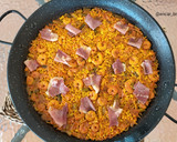 Foto del paso 10 de la receta: Arroz con ajos tiernos, gambas y jamón