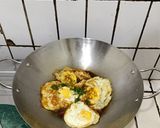 Foto langkah ke 4 dari resep Telur Ceplok Kuah Kecap.