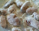 A picture of step 2 of Fried breaded mussels.