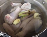 Gambar langkah 1 resipi Sup Herba Ayam.