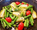Foto del paso 4 de la receta: Ensalada templada de espárragos verdes y "fondo de nevera" 🔥🔥