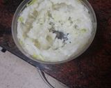 Foto del paso 1 de la receta: Tortilla de papas con cebolla, fuet y perejil picado