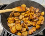 Une image de l'étape 10 de Pommes de terre sautées à l'oignon rouge.