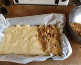 Foto del paso 3 de la receta: Budín de nueces pecanas y pistachos, con desmigado