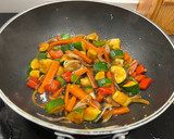 Foto del paso 3 de la receta: Tallarines de arroz (noodles) con verduras al wok y sésamo