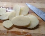 Foto del paso 1 de la receta: Papas al horno con cheddar y verdeo