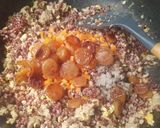 รูปขั้นตอนการทำที่ 4 ของ ข้าวกล้องแดงผัดไข่ใส่กุนเชียง