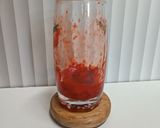 Foto langkah ke 2 dari resep Strawberry Banana Milk.