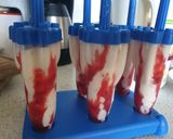 Foto del paso 3 de la receta: Polos de yogurt Griego, mermelada de melocotón y sirope de fresa