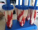 Foto del paso 3 de la receta: Polos de yogurt Griego, mermelada de melocotón y sirope de fresa