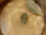 Burgonyakrém leves pirított kolbászchipssel, gyönggyel