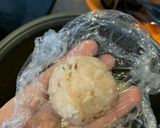 Hình bước làm 1 của món Cơm Viên Cá Ngừ Phô Mai