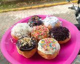 Foto langkah ke 5 dari resep Donat Warna Warni.