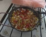 Foto del paso 2 de la receta: Tortilla de papa con ensalada (con lo que había 😋)