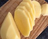 Foto del paso 2 de la receta Salmón al eneldo, con salsa verde claro y patatas panadera aromatizadas con ajo
