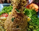 Foto langkah ke 4 dari resep Tumpeng mie ulang tahun.