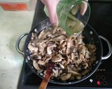 Foto del passaggio 6 della ricetta Pollo “alla crème” con funghi Portobello