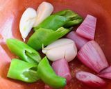 Hình bước làm 1 của món Lẩu Gà Nấm Mỡ Lá Quế