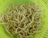 Foto langkah ke 1 dari resep Mie Goreng Renyah Bumbu Balado.