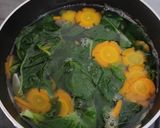 Foto langkah ke 4 dari resep Sayur Bening Bayam Wortel.
