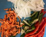 Foto del paso 2 de la receta: Wok de pollo acompañado de fajita