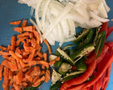 Foto del paso 2 de la receta: Wok de pollo acompañado de fajita