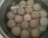 Foto langkah ke 3 dari resep Bakso daging sapi isi telur puyuh.