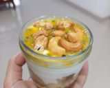 Hình bước làm 4 của món Sữa chua trộn chuối, chanh dây