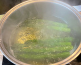 Foto del paso 3 de la receta: Salmón al papillote con guarnición y espárragos trigueros