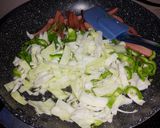 Foto del paso 2 de la receta: Salchichas con Col y pimiento