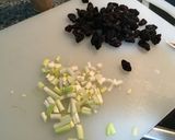 Foto del paso 1 de la receta Espinacas con pasas, ajos tiernos y curry 