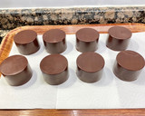 Foto del paso 14 de la receta: Tartitas de chocolate “negro y blanco”, rellenas con crema de nueces