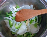 Foto del paso 1 de la receta: Guiso de patatas mantecosas con ajos, cebolla y pimiento verde