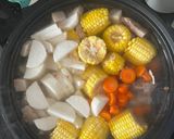 Foto langkah ke 3 dari resep Sup babi lobak jagung manis dan wortel.