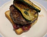 Foto del passaggio 6 della ricetta Hamburger tipo kofta semplificato con cipolla caramellata e zucchine