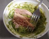 Foto del paso 3 de la receta: Huevos rellenos de bonito y aguacate al wasabi