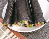 Hình bước làm 4 của món Sushi roll mini