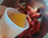 Foto del paso 1 de la receta: Mermelada de frutillas y naranja