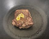 A picture of step 3 of Garlic fried rice with sliced grilled beef sirloin.