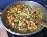 Foto del paso 2 de la receta: Zapallitos revueltos con zanahorias y tomates