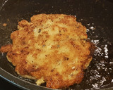 Foto del paso 9 de la receta: Tempurburguesa de pollo, champiñones y mozzarella con guarnición